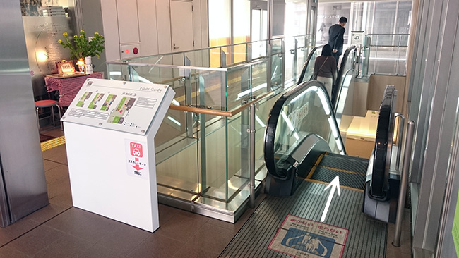 JR西口のエスカレーター JR西口のエスカレーター