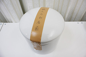 骨壺に名前を書く