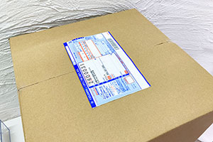 伝票を貼ったダンボール箱