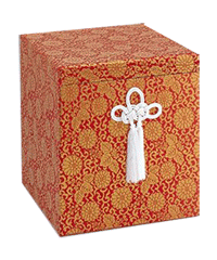 遺骨を納めた骨箱