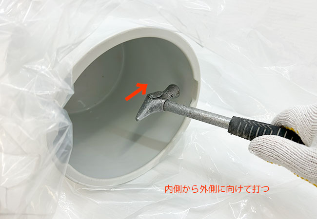 内側から外側に向けて打つ